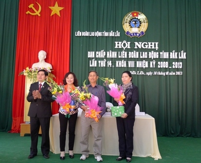 Chủ tịch LĐLĐ tỉnh Y Khút Niê tặng hoa những cán bộ công đoàn trong BCH  nghỉ hưu 