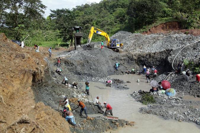 Khai thác vang thủ công là một trong những nguyên nhân gây ô nhiễm thủy ngân nghiêm trọng. Trong ảnh: Các công nhân đang khai thác vàng tại khu mỏ gần Tado, Colombia (Ảnh: opwegnaargoedgoud.nl)