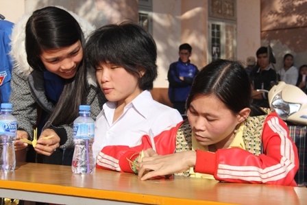 Sinh viên giúp các bạn khuyết tật, chất độc da cam viết ước mơ vào hạc giấy