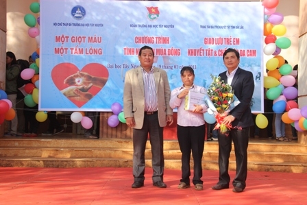 Lãnh đạo nhà trường và  Đoàn Trường Đại học Tây Nguyên tặng quà 