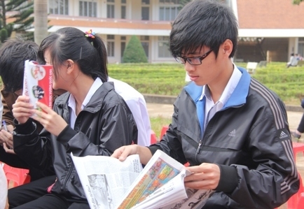 Học sinh tìm hiểu thông tin tuyển sinh năm 2013