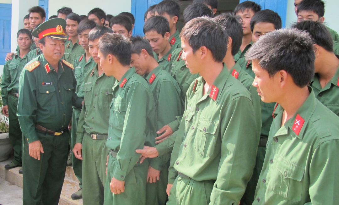 Trung tướng Đào Duy Minh động viên chiến sĩ Đại đội Bộ binh 2 (huyện Ea Súp) phấn đấu hoàn thành nhiệm vụ sẵn sàng  chiến đấu trong dịp Tết Nguyên đán.