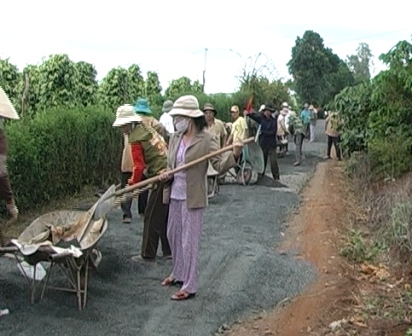 Nhân dân huyện Krông Năng đóng góp ngày công làm đường giao thông nông thôn 