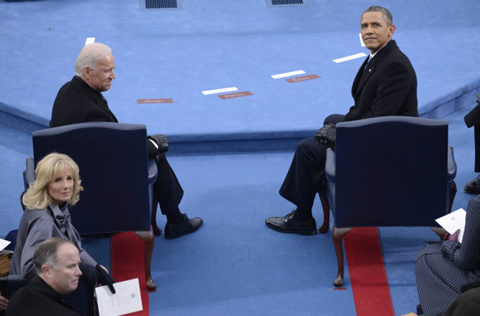 Obama và Phó tổng thống Joe Biden ngồi chờ tới lễ tuyên thệ nhậm chức. Ảnh: AFP