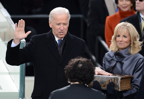Phó tổng thống Biden tuyên thệ nhậm chức. Ảnh: AFP