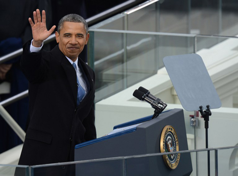 Obama vẫy chào những người ủng hộ trước khi phát biểu sau khi tuyên thệ nhậm chức.