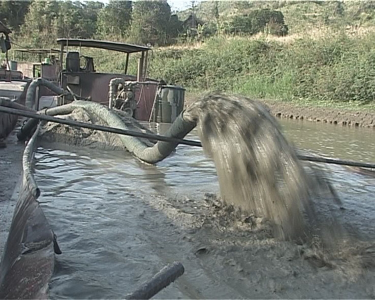 Nạn khai thác cát trái phép diễn ra trên sông Krông Ana cần sớm  được xử lý.