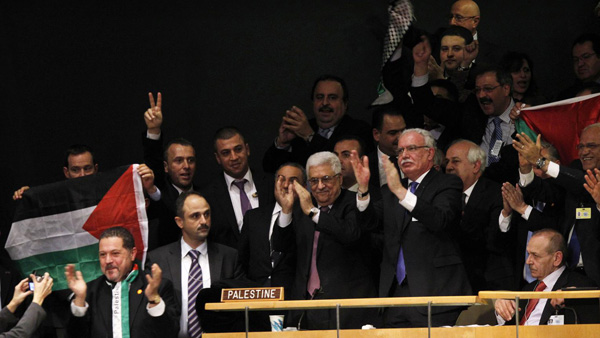 Tổng thống Palestine Mahmoud Abbas và các thành viên phái đoàn Palestine tại Đại hội đồng Liên hiệp Quốc vui mừng khi kết quả  bỏ phiếu công nhận Palestine là nhà nước quan sát viên phi thành viên được thông qua.  (Nguồn: Internet)