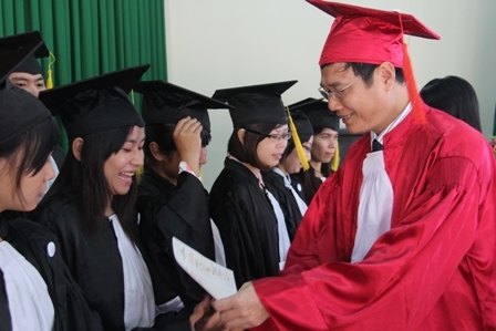 Thạc sĩ Phạm Hùng Vừa, Phó Hiệu trưởng Trường Trung cấp Luật Buôn Ma Thuột trao bằng tốt nghiệp cho học sinh...