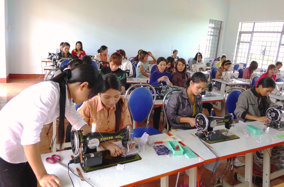 Lớp dạy nghề may ở Trung tâm dạy nghề huyện Krông Năng.