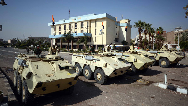 Binh lính Ai Cập đứng bảo vệ trên xe bọc thép bên ngoài Governorate Suez một ngày sau khi cuộc đụng độ trên 26 tháng một năm 2013