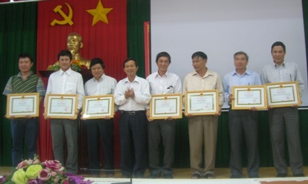 Phó chủ tịch UBND tỉnh Đinh Văn Khiết trao bằng khen cho các cá nhân