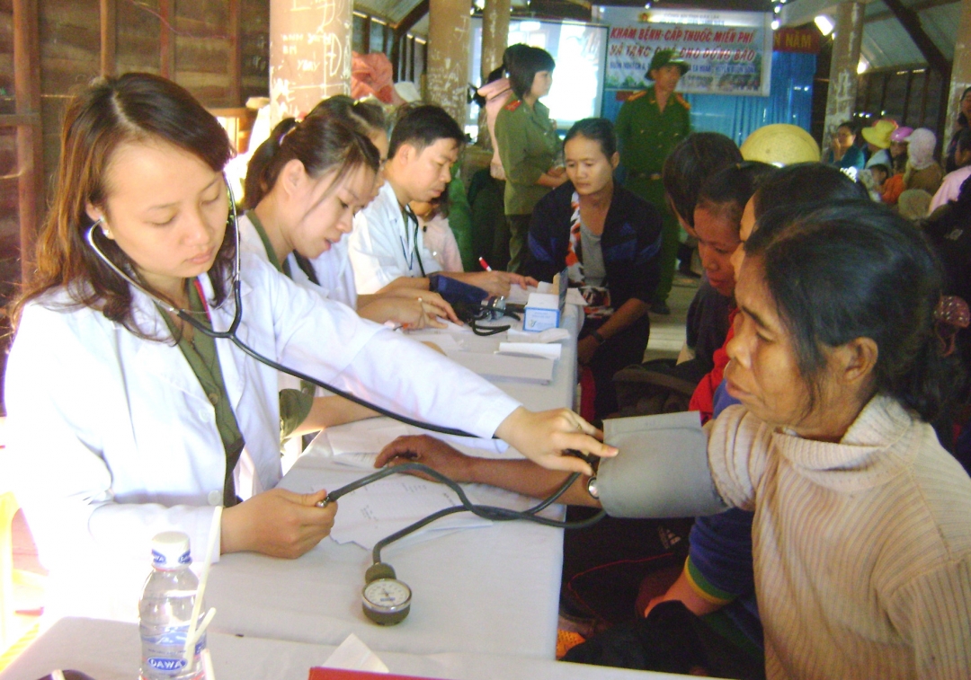 Các đoàn thể Công an tỉnh tổ chức khám bệnh cho đồng bào dân tộc thiểu số nghèo buôn Ndrếch A và B (xã Ea Huar, huyện Buôn Đôn).