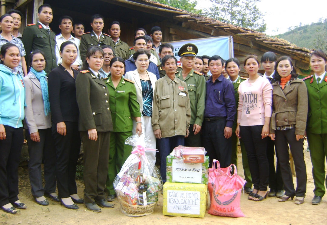 Anh Nguyễn Cảnh Vinh (đứng giữa) nhận được sự quan tâm, hỗ trợ của đoàn thể Công an tỉnh và chính quyền, đoàn thể địa phương.