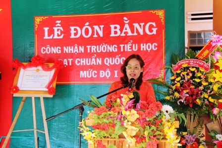 Hiệu trưởng Trường Tiểu học Phan Chu Trinh Mai Thị Phương Thu báo cáo quá trình xây dựng trường đạt Chuẩn