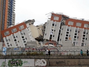 Chile thường xuyên phải gánh chịu hậu quả của các trận động đất. Trong ảnh: Những ngôi nhà bị phá hủy do động đất xảy ra tại Concepcion hơn 1 năm trước