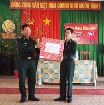 Đại diện lãnh đạo Bộ Chỉ huy Bộ đội Biên phòng tỉnh...