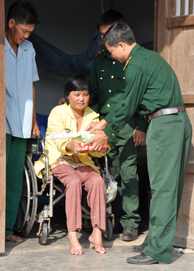 Những món quà tình nghĩa cũng được các chiền sĩ trao tặng cho những gia đình khó khăn trên địa bàn nhân dịp Tết đến, xuân về.