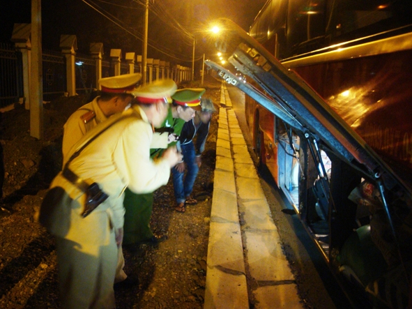 Lực lượng CSGT tỉnh phối hợp tuần tra, kiểm soát xe ô tô vận tải  hành khách tuyến Dak Lak - TP. Hồ Chí Minh.