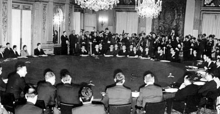 Lễ ký kết thỏa thuận chấm dứt Chiến tranh Việt Nam tại Khách sạn Majestic, Paris, ngày 27-1-1973.          Ảnh: T.L
