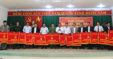 Ủy viên Trung ương Đảng, Bí thư Tỉnh ủy Niê THuạt trao Cờ 