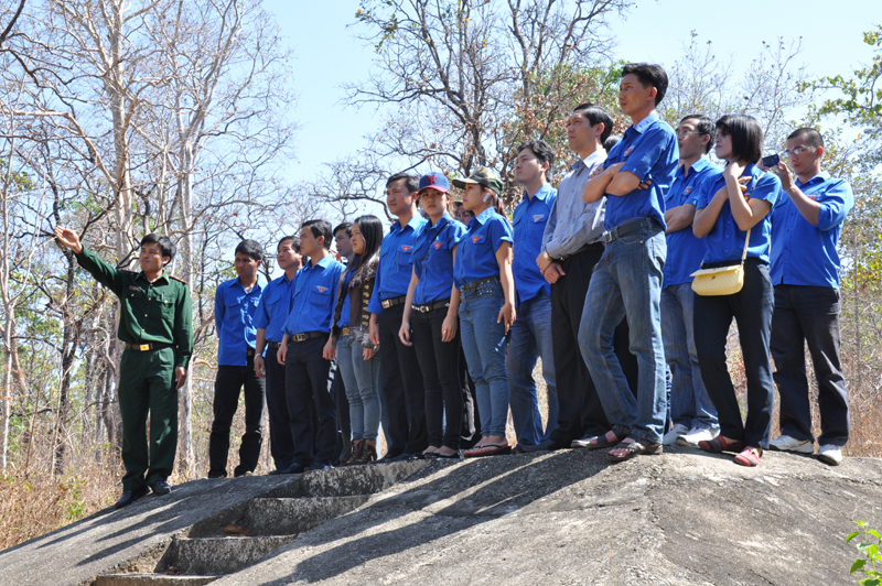 Lãnh đạo Đồn Biên phòng Sêrêpôk giới thiệu cột mốc  44 cho các đoàn viên thanh niên thăm do 