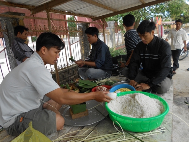 Huyện Đoàn Krông Bông tổ chức gói bánh chưng tặng trẻ em nghèo - Ảnh: Thanh Hòa