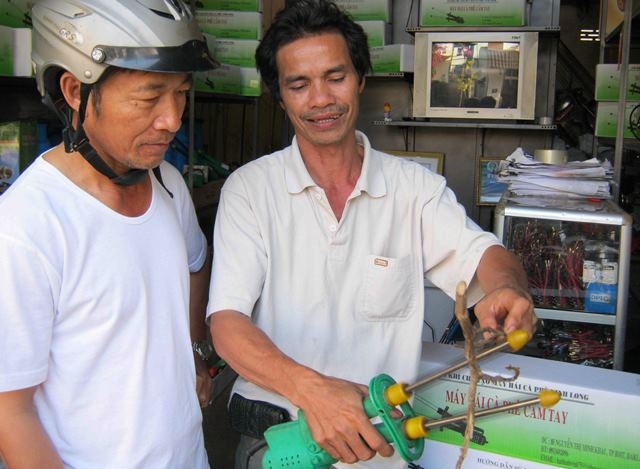 Chủ cơ sở Cơ khí Vinh Long – Hà Thanh Vinh hướng dẫn kỹ thuật sử dụng máy hái cà phê cầm tay cho nông dân