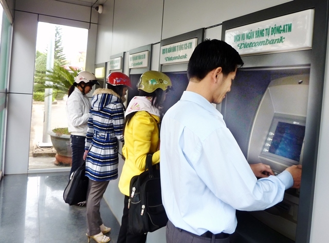 Khách hàng giao dịch qua ATM của Vietcombank Dak Lak