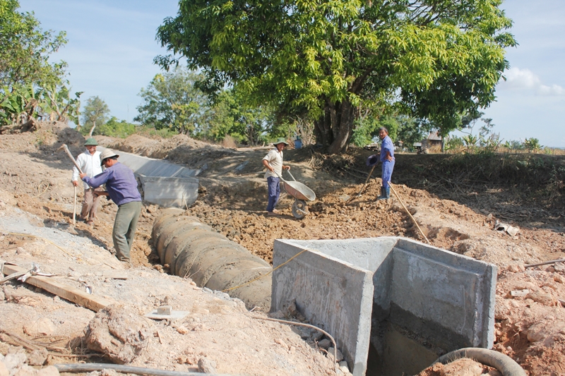 Nhiều tuyến kênh mương thủy lợi của xã Ea Lê, huyện Ea Súp đang được xây dựng kiên cố hóa