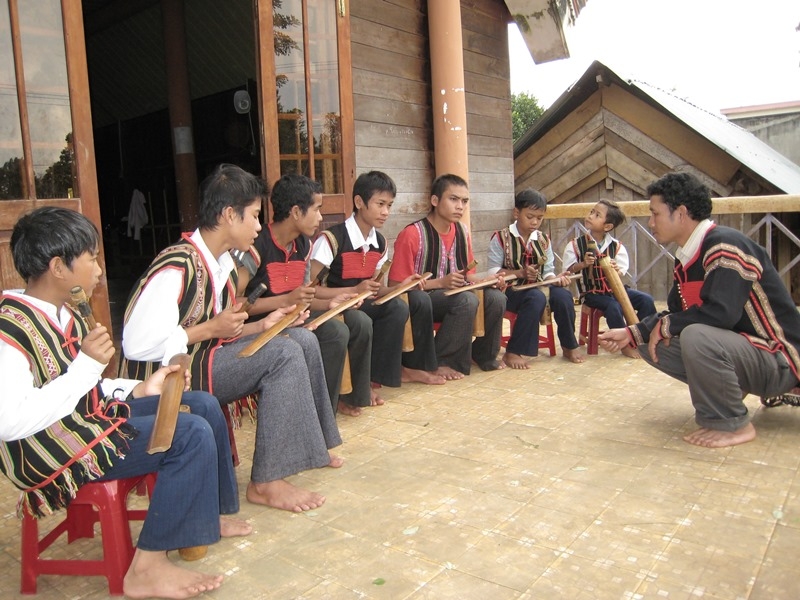Lớp chiêng trẻ ở buôn Kram, xã Ea Tiêu, huyện Cư Kuin, niềm hy vọng, tin tưởng của những người già trong nỗ lực bảo tồn văn hóa cồng chiêng