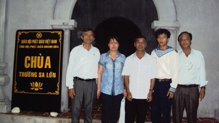 Phạm Văn Kiên (người đứng thứ 2 từ phải qua) chụp ảnh lưu niệm với đoàn công tác của tỉnh Dak Lak tại chùa Trường Sa lớn
