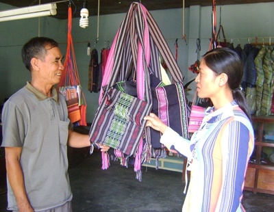 Ông Tư Nga giới thiệu những sản phẩm của Làng dệt thổ cẩm xã Krông Nô cho du khách