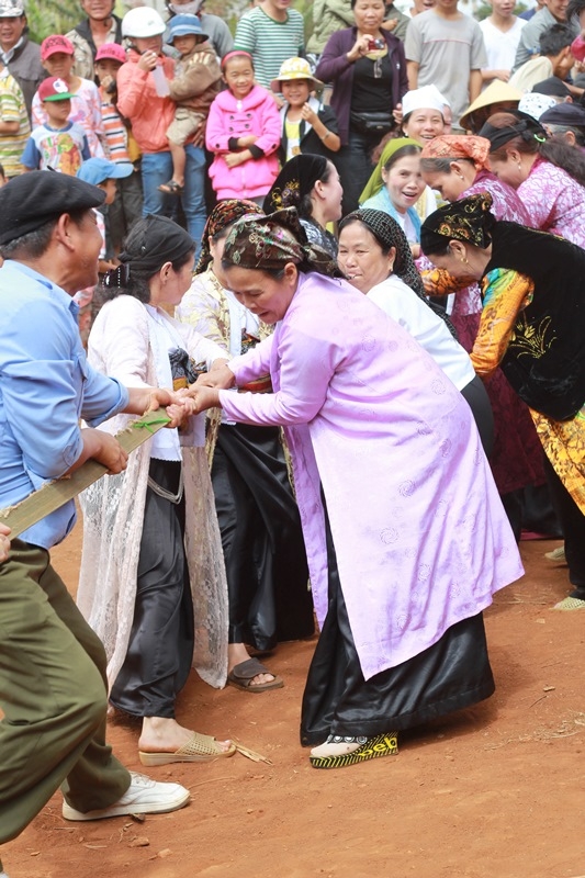 ... cụ bà hào hứng tham gia kéo co mở màn phần khai hội