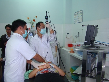 Các bác sĩ Bệnh viện Phổi Trung ương chuyển giao kỹ thuật nội soi thực quản cho cán bộ, bác sĩ Bệnh viện Lao và bệnh Phổi Dak Lak