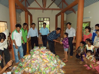 Các y bác sĩ BVĐK thị xã Buôn Hồ tặng quà Tết Trung thu cho trẻ em buôn kết nghĩa Klat B xã Ea Drông.