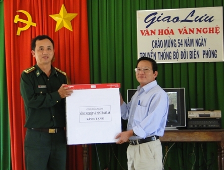 Phó Giám đốc Sở NN&PTNT Nguyễn Văn Xuân (bên phải) tặng quà cho đại diện Đồn Biên phòng Ia Rvê