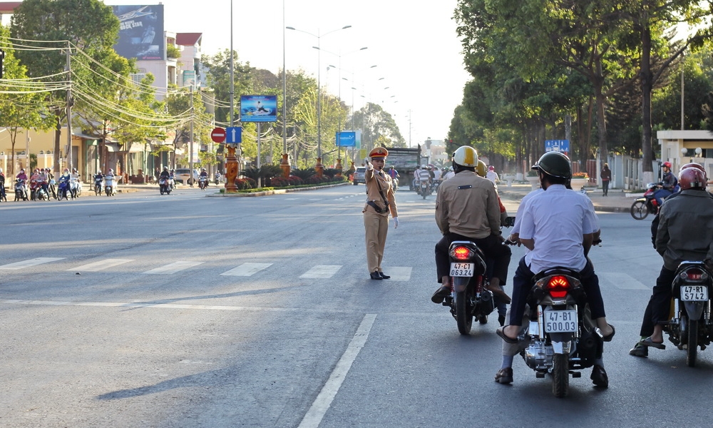 ... là những nữ cảnh sát giao thông đã có mặt tại các chốt để điều hòa giao thông