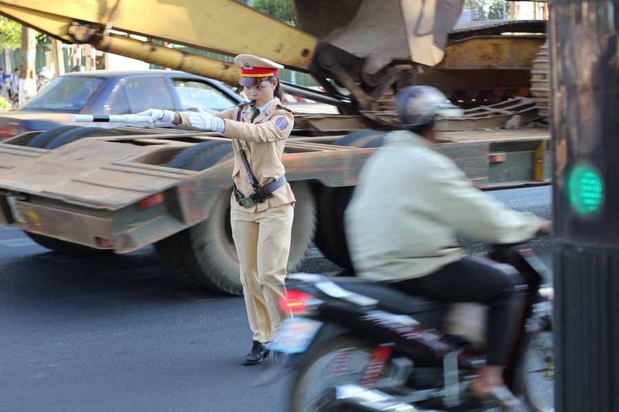 Họ không quản ngại khó khăn, nguy hiểm để bảo đảm người tham gia giao thông