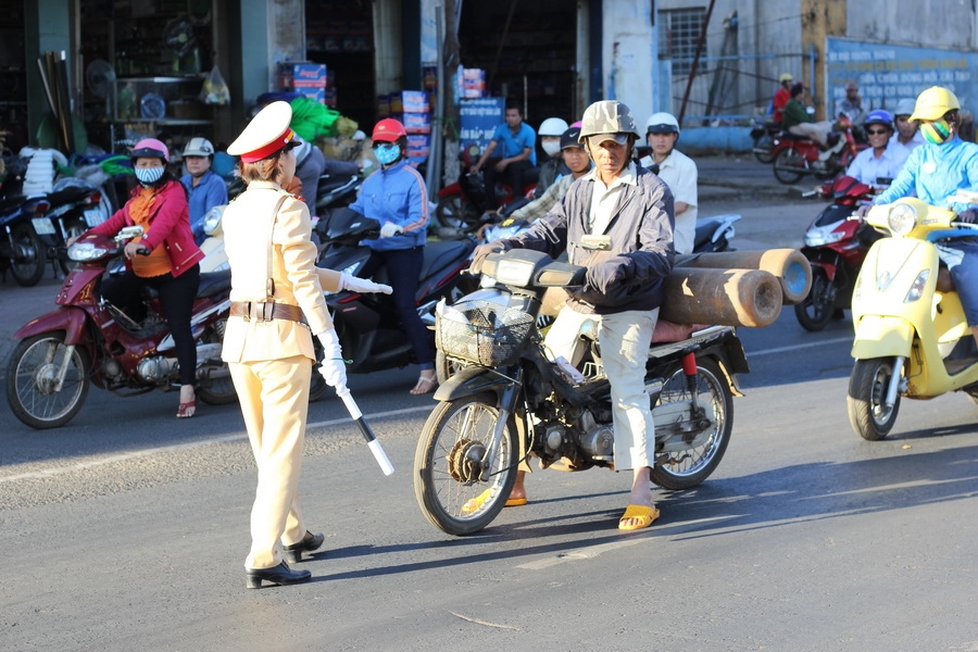 Nhắc nhở người dân lui về đúng vạch