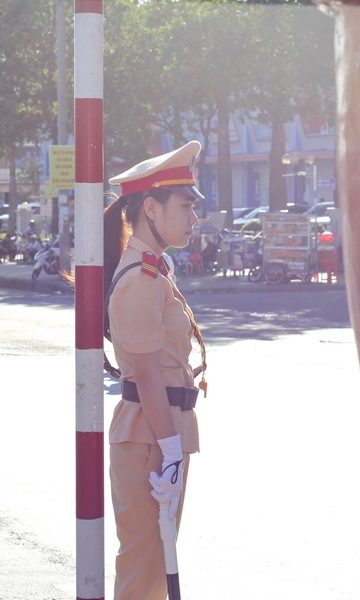 Dưới trời nắng gắt, các chiễn sĩ vẫn nghiêm trang