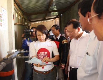 Phó Thủ tướng Vũ Văn Ninh nghe giới thiệu mô hình tưới nước nhỏ giọt cho cà phê
