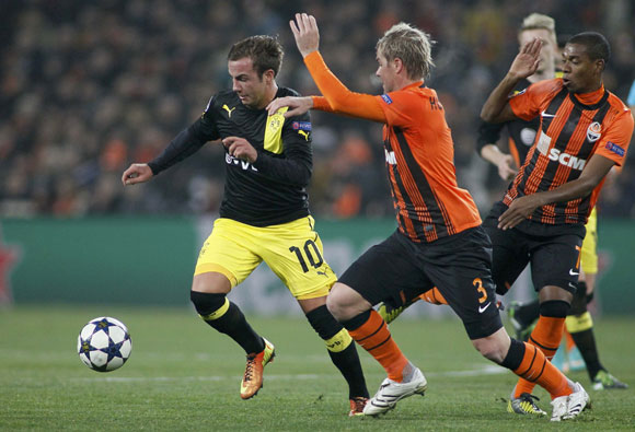 Một pha tranh chấp giữa cầu thủ Dortmund và Shakhtar trong trận lượt đi