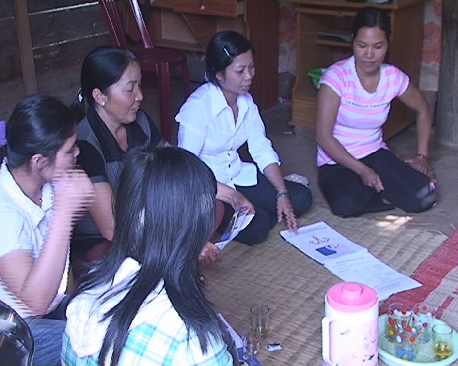        Tuyên truyền  các  biện pháp KHHGĐ  ở nhà dân tại  Buôn Trấp, thị trấn Buôn Trấp, huyện Krông Ana.