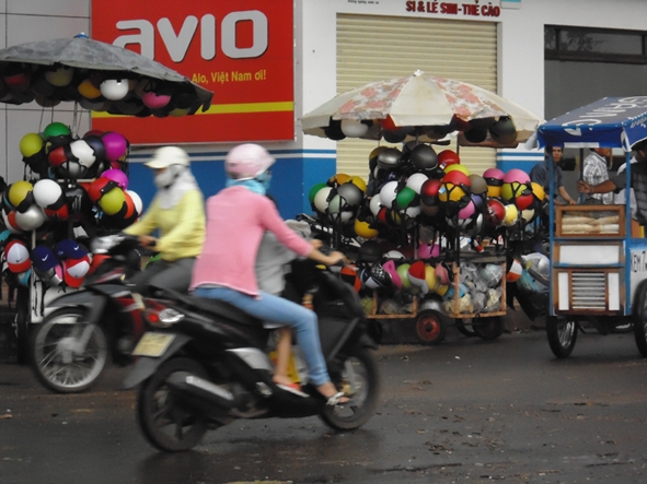 Mũ bảo hiểm kém chất lượng bày bán tràn lan trên phố