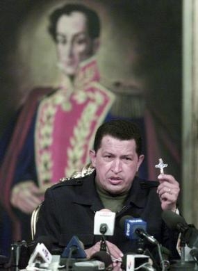 Tổng thống Chavez cầm một cây Thánh giá nhỏ bằng bạc khi ông phát biểu trên sóng truyền hình sau khi ông trở lại dinh Tổng thống vào ngày 14/4/2002. Ông trở lại nơi làm việc của mình khi chính quyền mới được thiết lập sau vụ đảo chính thất bại. Phe nổi dậy đã thua trước các cuộc biểu tình rầm rộ và các binh sĩ trung thành với ông Chavez. Những người ủng hộ ông Chavez biểu tình chống lại việc bắt ông tại Caracas ngày 13/4/2002