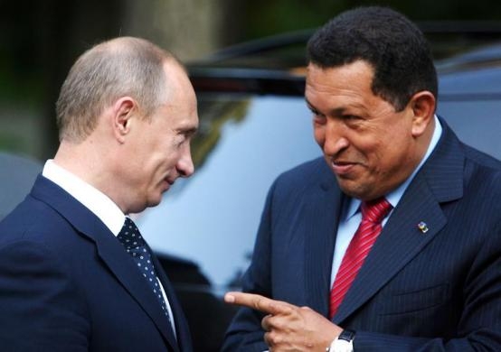 Thủ tướng Nga năm 2008 Vladimir Putin (trái) và Tổng thống Hugo Chavez gặp nhau tại vùng Novo Ogaryovo ngoại ô Moscow hôm 22/7/2008