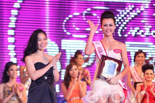 Nguyễn Thị Thu Hằng (phải) đoạt giải Hoa khôi có hình thể đẹp nhất Miss Sport 2012)