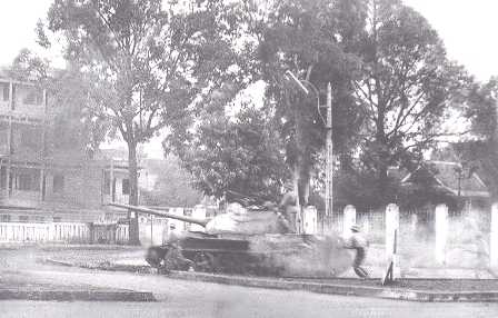 Xe tăng quân giải phóng tiến công vào Ngã Sáu, sáng 10-3-1975.   Ảnh: T.L