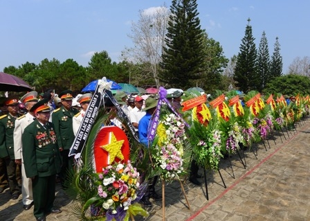 Đại diện lãnh đạo Đảng, chính quyền tỉnh, TP. Buôn Ma Thuột, huyện Ea Hleo và đông đảo cán bộ, người dân đã đến dự Lễ